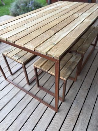 Mesa y bancos exterior hierro y madera