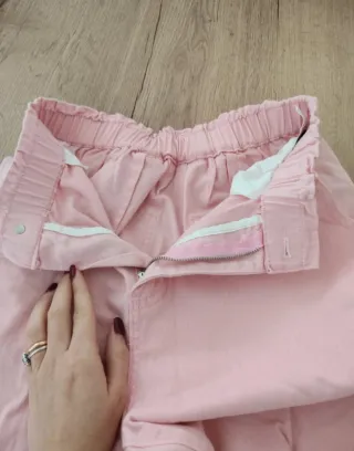 Set donna: pantaloni rosa, maglia grigia, camicia