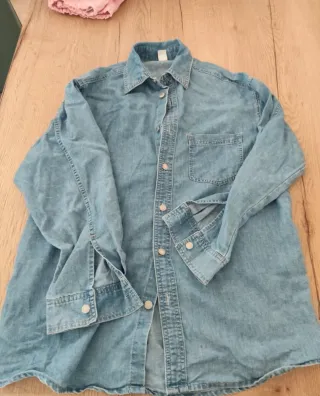 Set donna: pantaloni rosa, maglia grigia, camicia