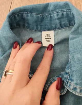 Set donna: pantaloni rosa, maglia grigia, camicia