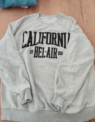 Set donna: pantaloni rosa, maglia grigia, camicia