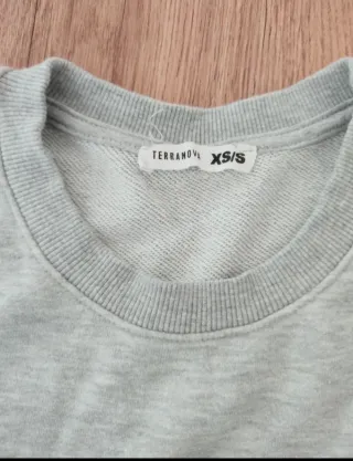 Set donna: pantaloni rosa, maglia grigia, camicia