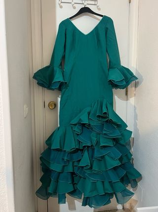 Traje de flamenca verde azulado con volantes