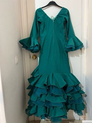Traje de flamenca verde azulado con volantes