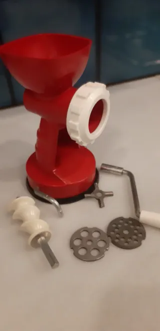 Picadora de carne manual roja y blanca