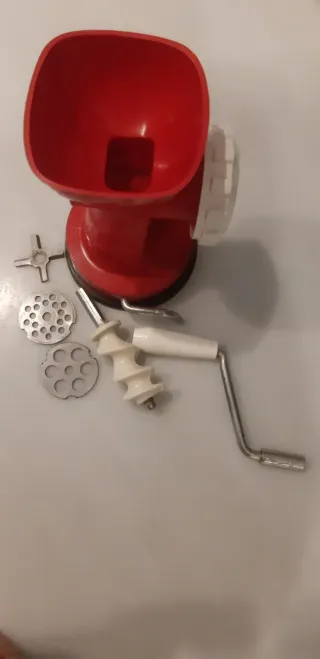 Picadora de carne manual roja y blanca