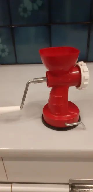 Picadora de carne manual roja y blanca