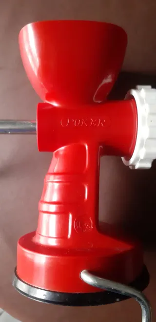 Picadora de carne manual roja y blanca