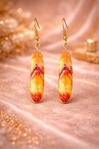 Pendientes dorados con diseño de pluma