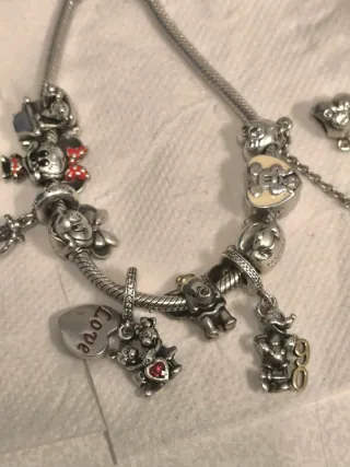 Pulsera Pandora con varios charms