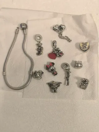 Pulsera Pandora con varios charms
