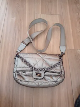 Bolso dorado/plateado con cadena