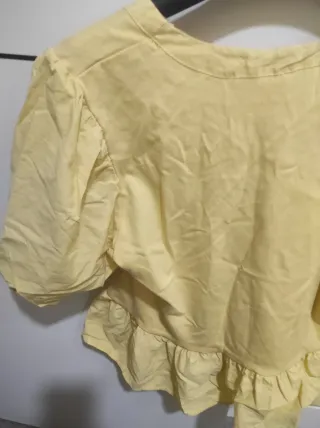 Blusa amarilla manga corta talla M