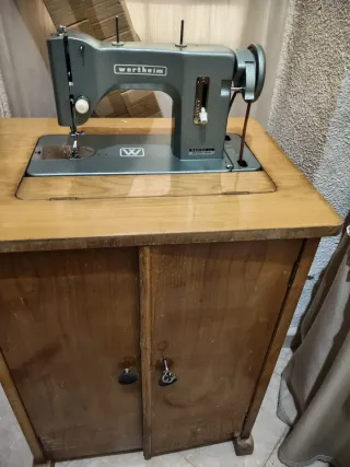 Máquina de coser Wertheim antigua