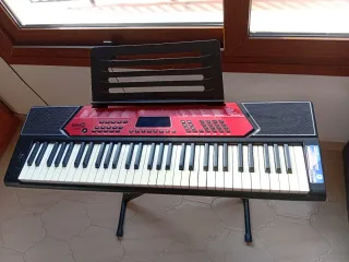 Piano eléctrico con soporte y banqueta