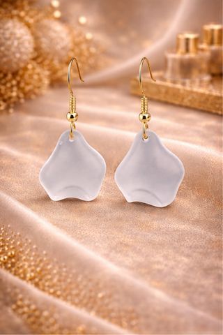 Pendientes dorados con pétalos blancos
