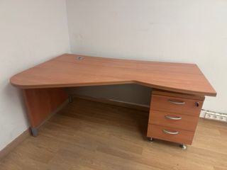4 Mesas de oficina madera y metal -cajones70€xmesa