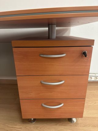 4 Mesas de oficina madera y metal -cajones70€xmesa