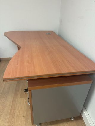 4 Mesas de oficina madera y metal -cajones70€xmesa