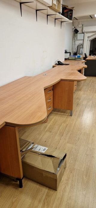 4 Mesas de oficina madera y metal -cajones70€xmesa