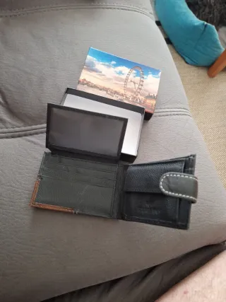 Cartera de piel negra y marrón