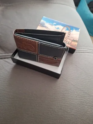 Cartera de piel negra y marrón