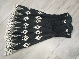 Vestido negro con bordado floral blanco
