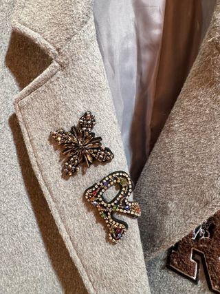 Abrigo oversize con pedrería y bordados