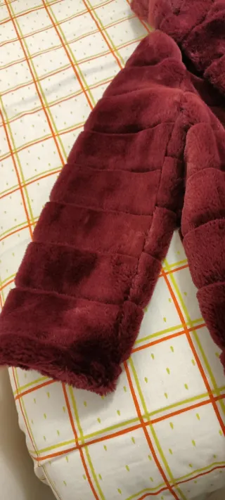 Abrigo de pelo sintético burdeos