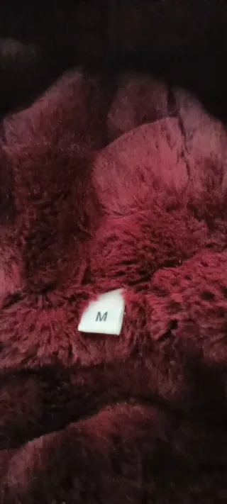 Abrigo de pelo sintético burdeos