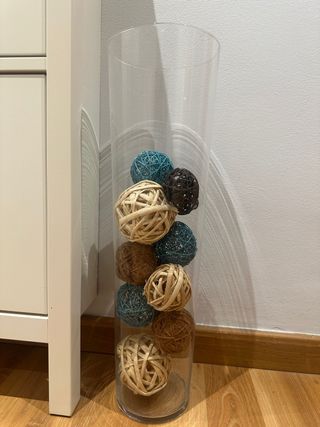 Jarrón de cristal con bolas decorativas