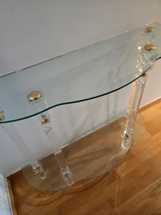Recibidor de cristal y acrílico dorado