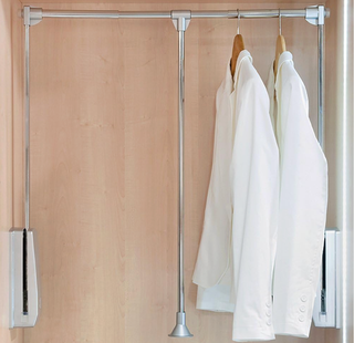 Barra de armario abatible EMUCA para colgar ropa
