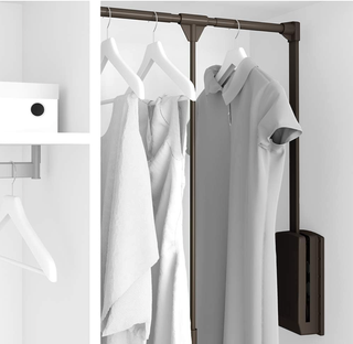 Barra de armario abatible EMUCA para colgar ropa