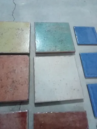 Restos de azulejos artesanales rústicos