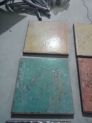 Restos de azulejos artesanales rústicos