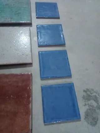 Restos de azulejos artesanales rústicos