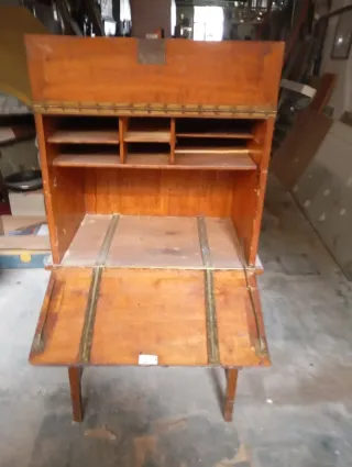 Mueble de madera antiguo