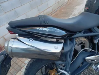 Triumph Street Triple 675 Negra