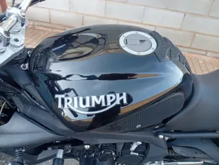 Triumph Street Triple 675 Negra