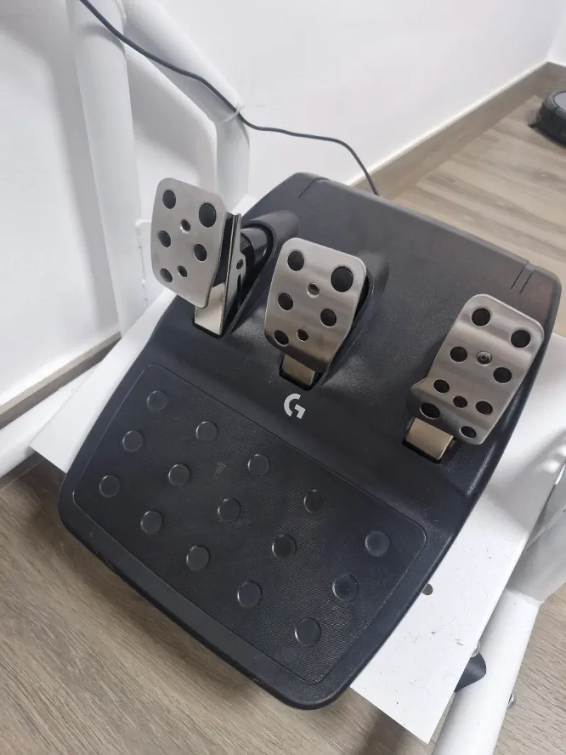 Logitech G923 PS5 Pedalera y Palanca