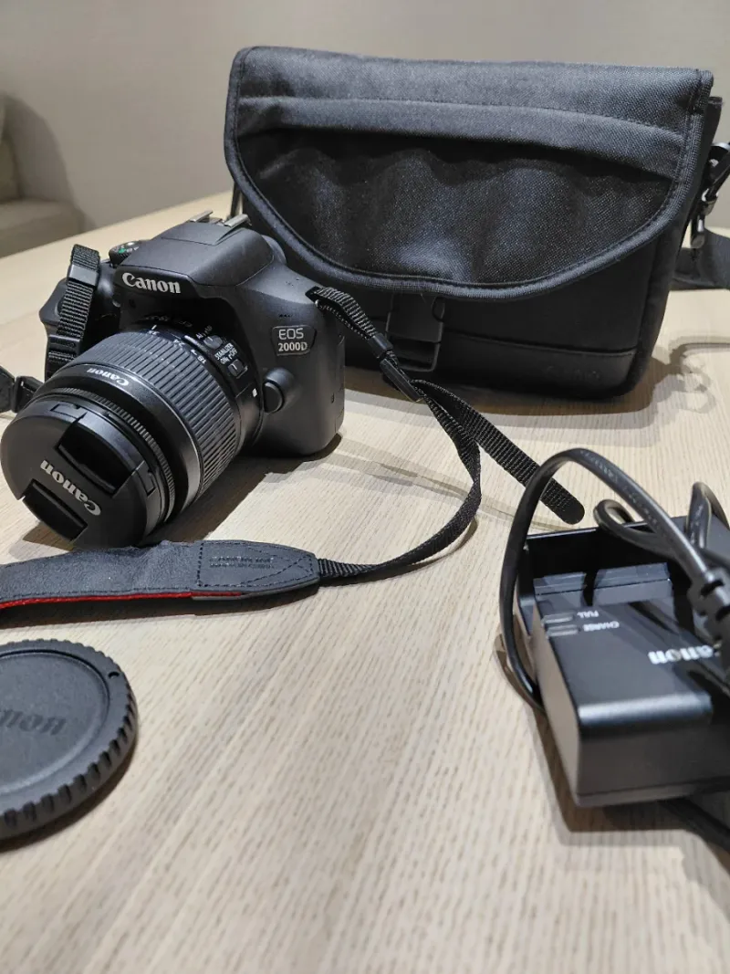 Canon EOS 2000D con bolsa y accesorios afbeelding 2