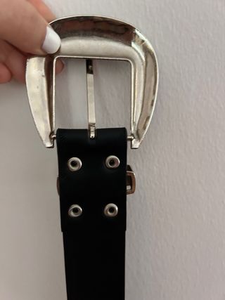 Cintura nera con fibbia argentata