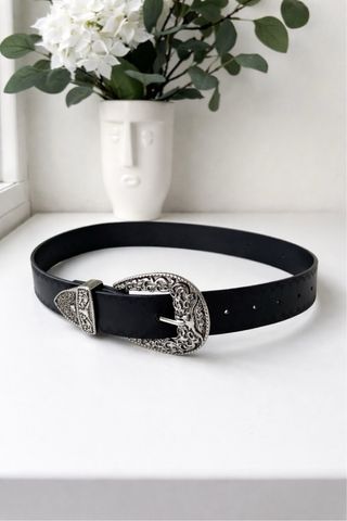 Cintura nera con fibbia argentata