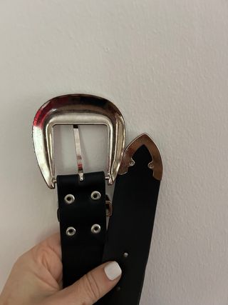 Cintura nera con fibbia argentata