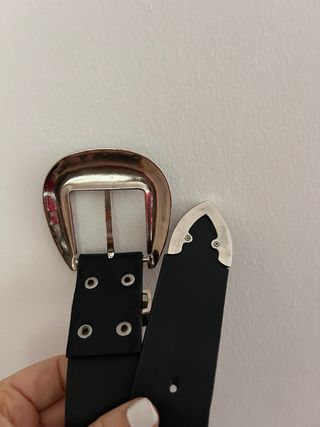 Cintura nera con fibbia argentata