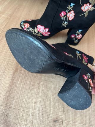 Botines Bershka bordados flores