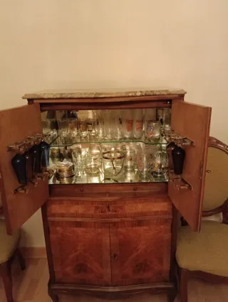 Mueble bar de madera con tapa de mármol.