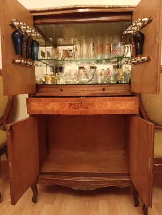 Mueble bar de madera con tapa de mármol.