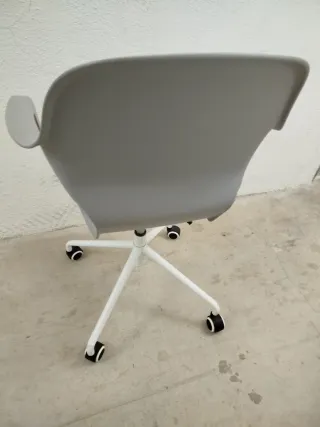 Silla de oficina gris con ruedas